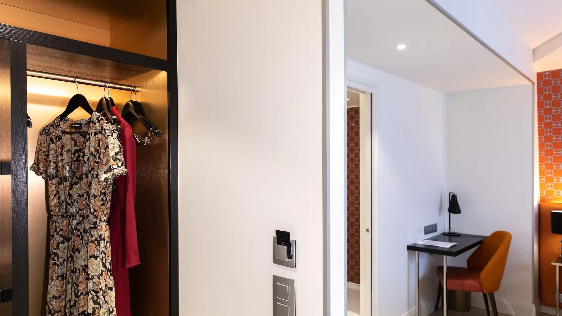 פריז Hotel Dress Code